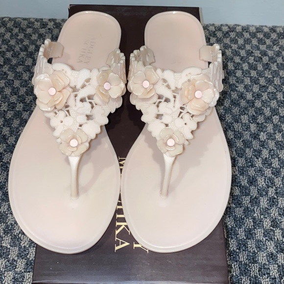 Badgley Mischka Light Pink Flip Flop - Picture 1 of 2